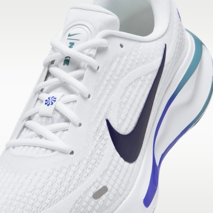 Nike Journey Run Straßenlaufschuh (Herren) – Weiß/Grey Mist/Racer Blue/Midnight Navy