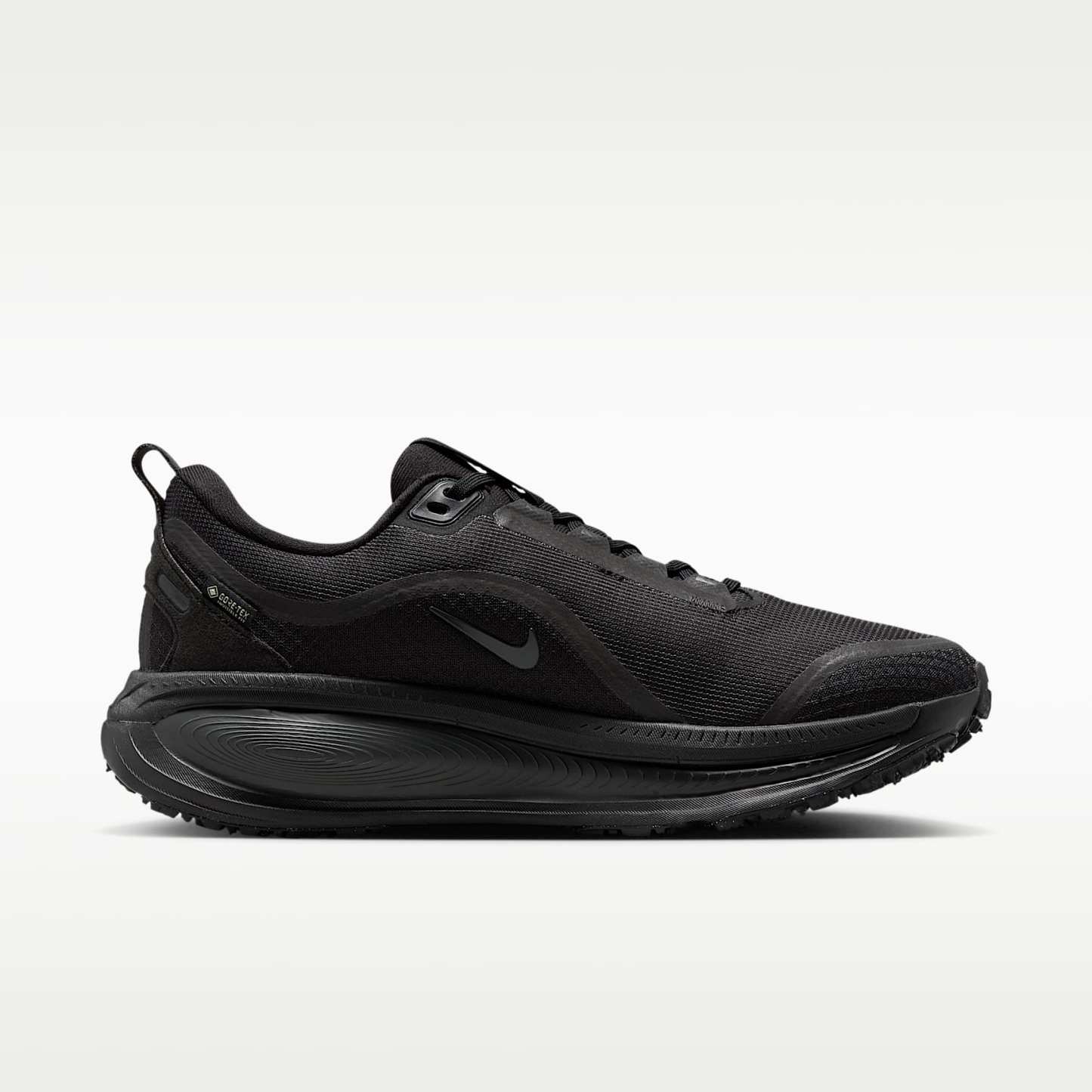 Nike Vomero 18 GORE-TEX Wasserdichter Straßenlaufschuh mit reflektierenden Designakzenten (Damen) – Schwarz/Anthracite