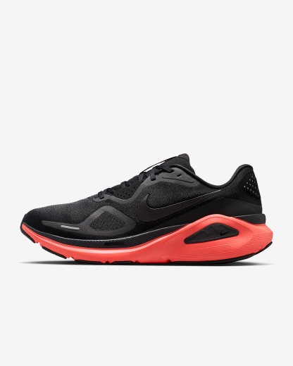 Nike Structure 26 Straßenlaufschuh (Herren) – Schwarz/Bright Crimson/Dark Smoke Grey/Metallic Dark Grey