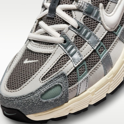 Nike P-6000 Schuh – Flat Pewter/Light Iron Ore/Metallic Silver/Weiß