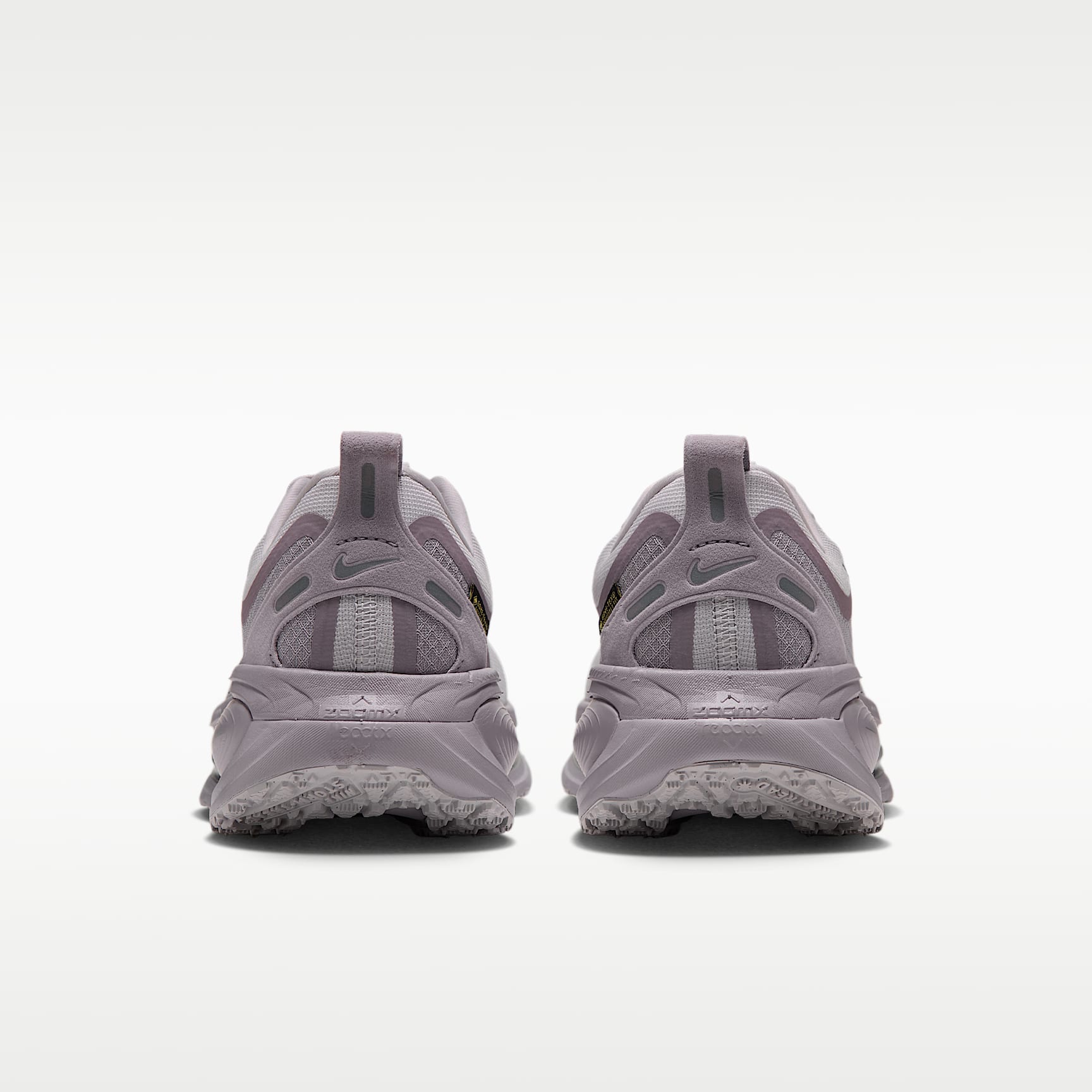 Nike Vomero 18 GORE-TEX Wasserdichter Straßenlaufschuh mit reflektierenden Designakzenten (Damen) – Vast Grey/Silver Lilac/Metallic Silver