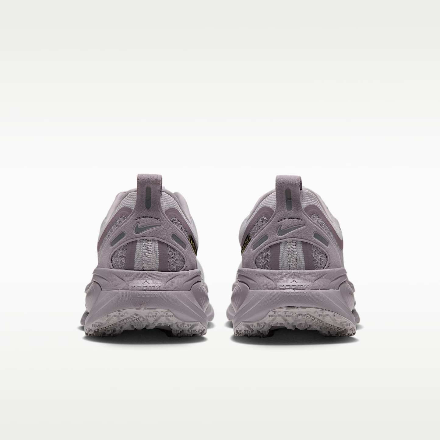 Nike Vomero 18 GORE-TEX Wasserdichter Straßenlaufschuh mit reflektierenden Designakzenten (Damen) – Vast Grey/Silver Lilac/Metallic Silver