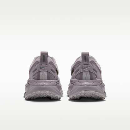 Nike Vomero 18 GORE-TEX Wasserdichter Straßenlaufschuh mit reflektierenden Designakzenten (Damen) – Vast Grey/Silver Lilac/Metallic Silver