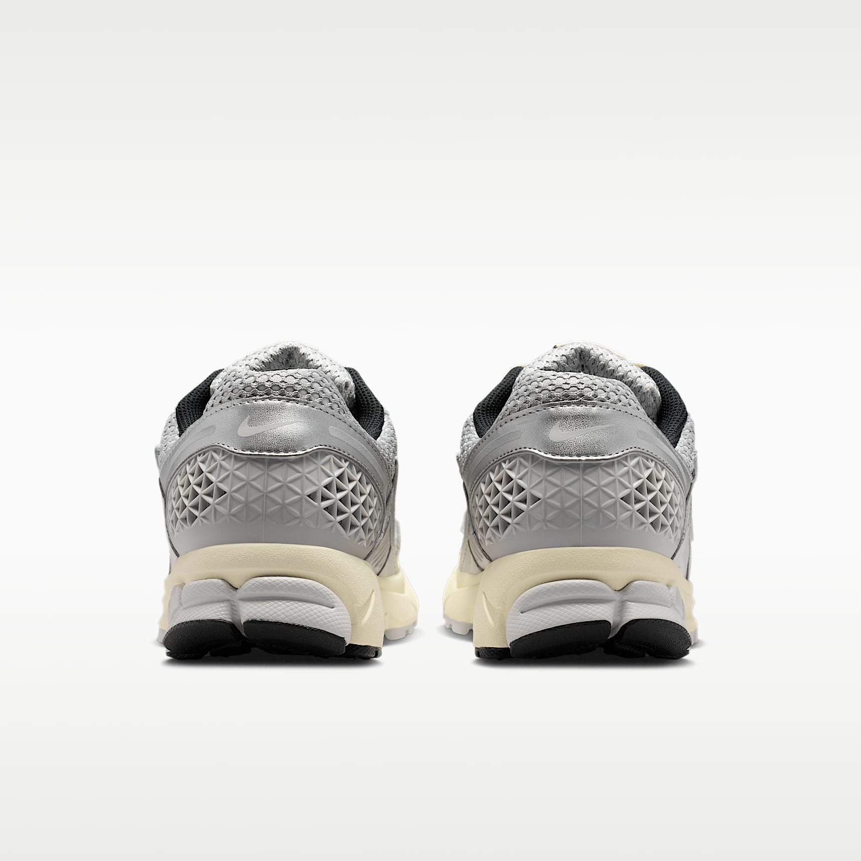 Nike Zoom Vomero 5 Schuh (Herren) – Grey Fog/Metallic Silver/Coconut Milk/Chrome