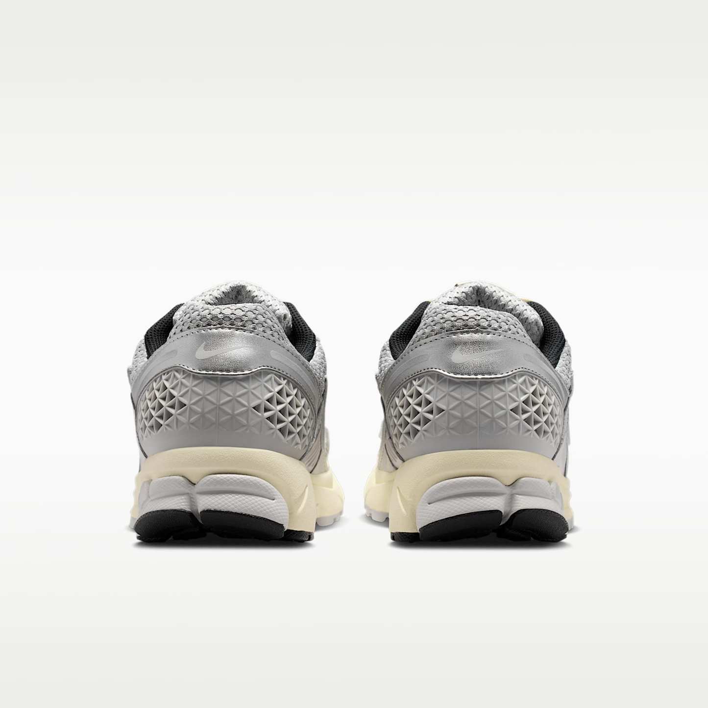 Nike Zoom Vomero 5 Schuh (Herren) – Grey Fog/Metallic Silver/Coconut Milk/Chrome