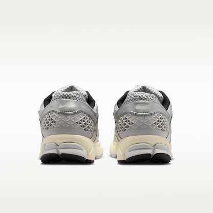 Nike Zoom Vomero 5 Schuh (Herren) – Grey Fog/Metallic Silver/Coconut Milk/Chrome