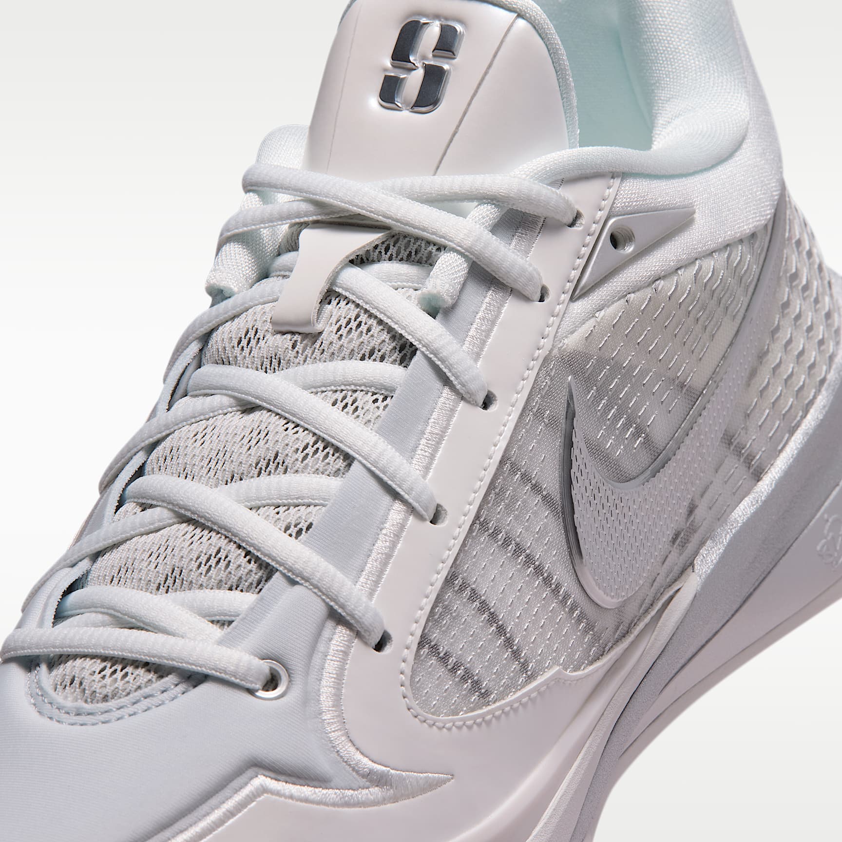 Sabrina 4 Basketballschuh – Summit White/Schwarz/Metallic Silver