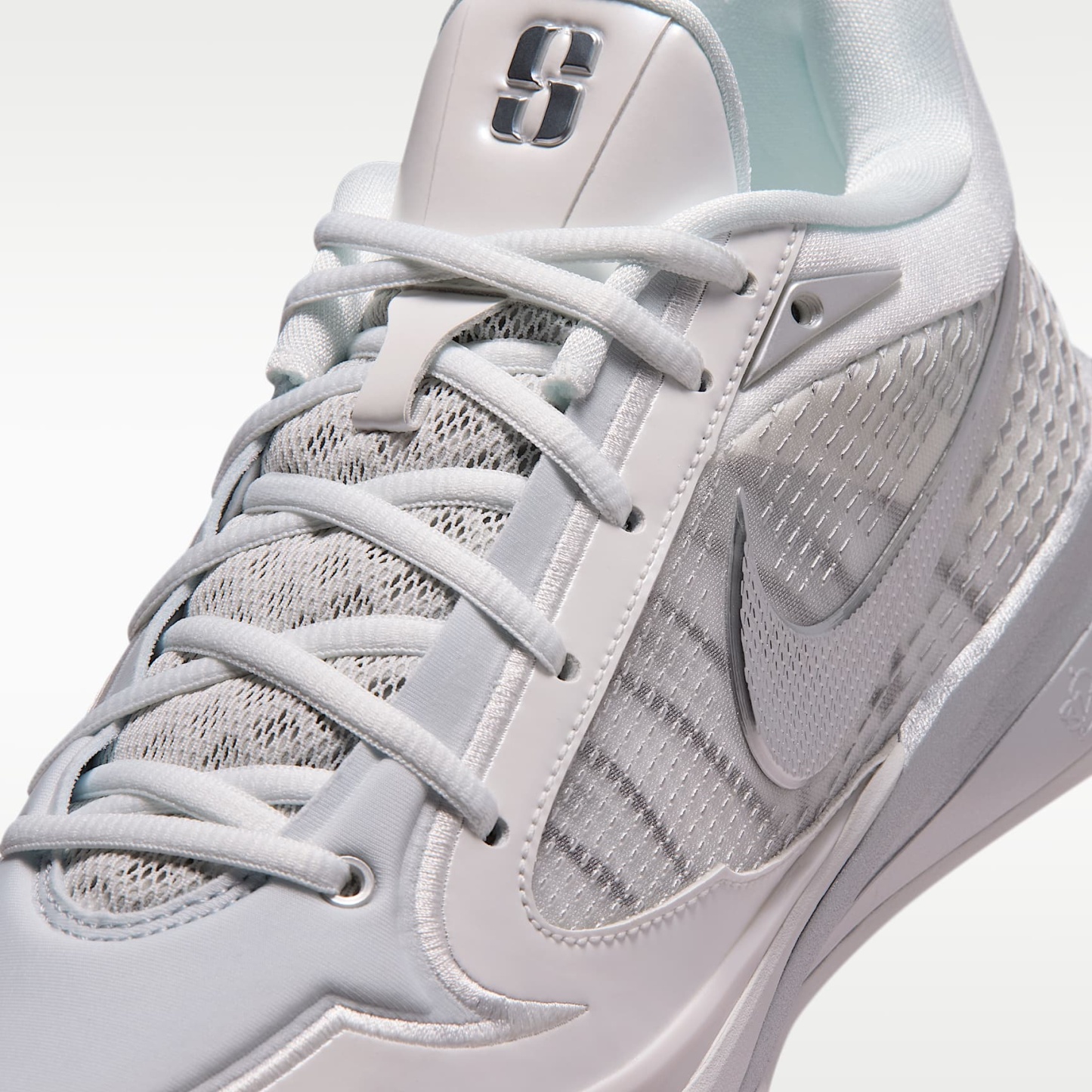 Sabrina 4 Basketballschuh – Summit White/Schwarz/Metallic Silver