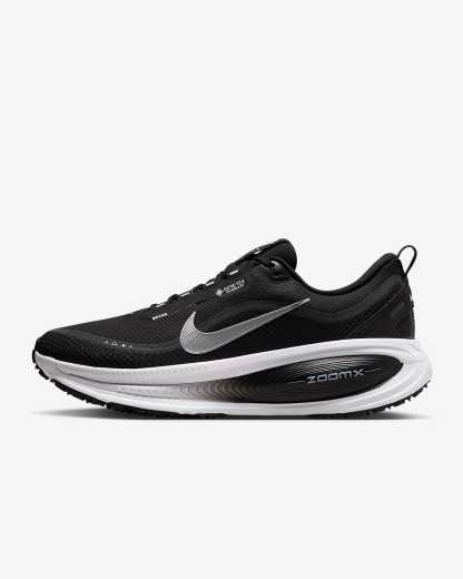 Nike Vomero 18 GORE-TEX wasserdichter Straßenlaufschuh mit reflektierenden Akzenten (Herren) – Schwarz/Anthracite/Weiß/Metallic Silver