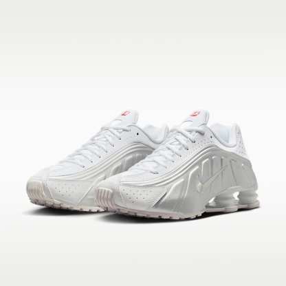 Nike Shox R4 Schuh (Herren) – Weiß/Weiß/Bright Crimson/Metallic Silver