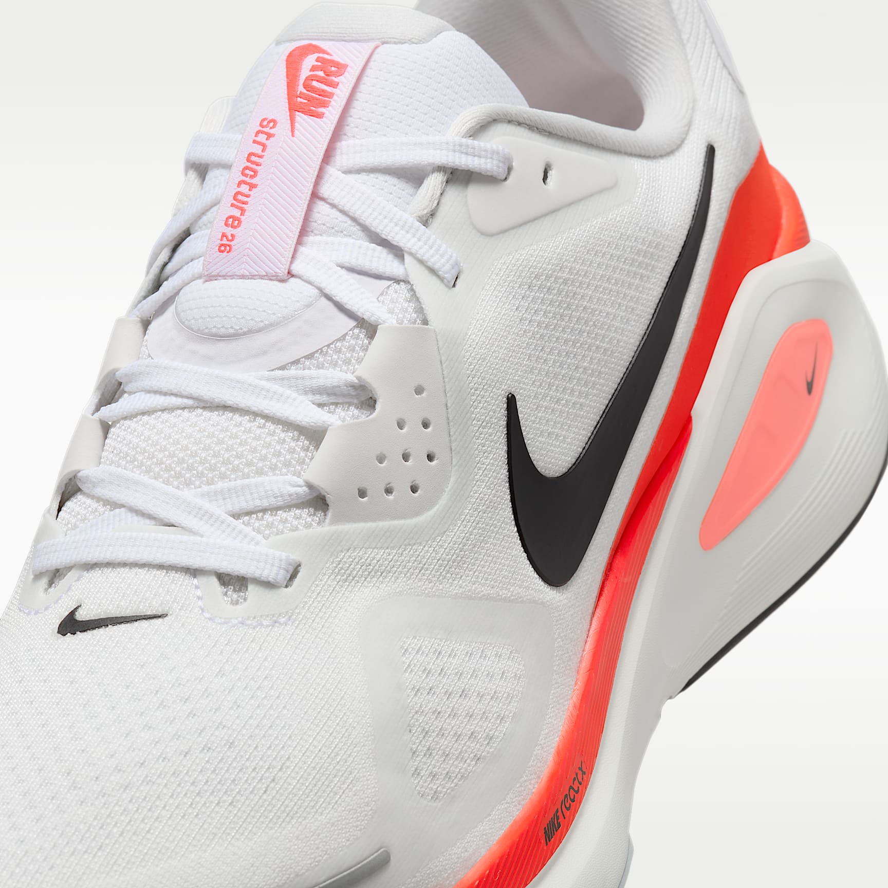 Nike Structure 26 Straßenlaufschuh (Herren) – Weiß/Bright Crimson/Photon Dust/Schwarz