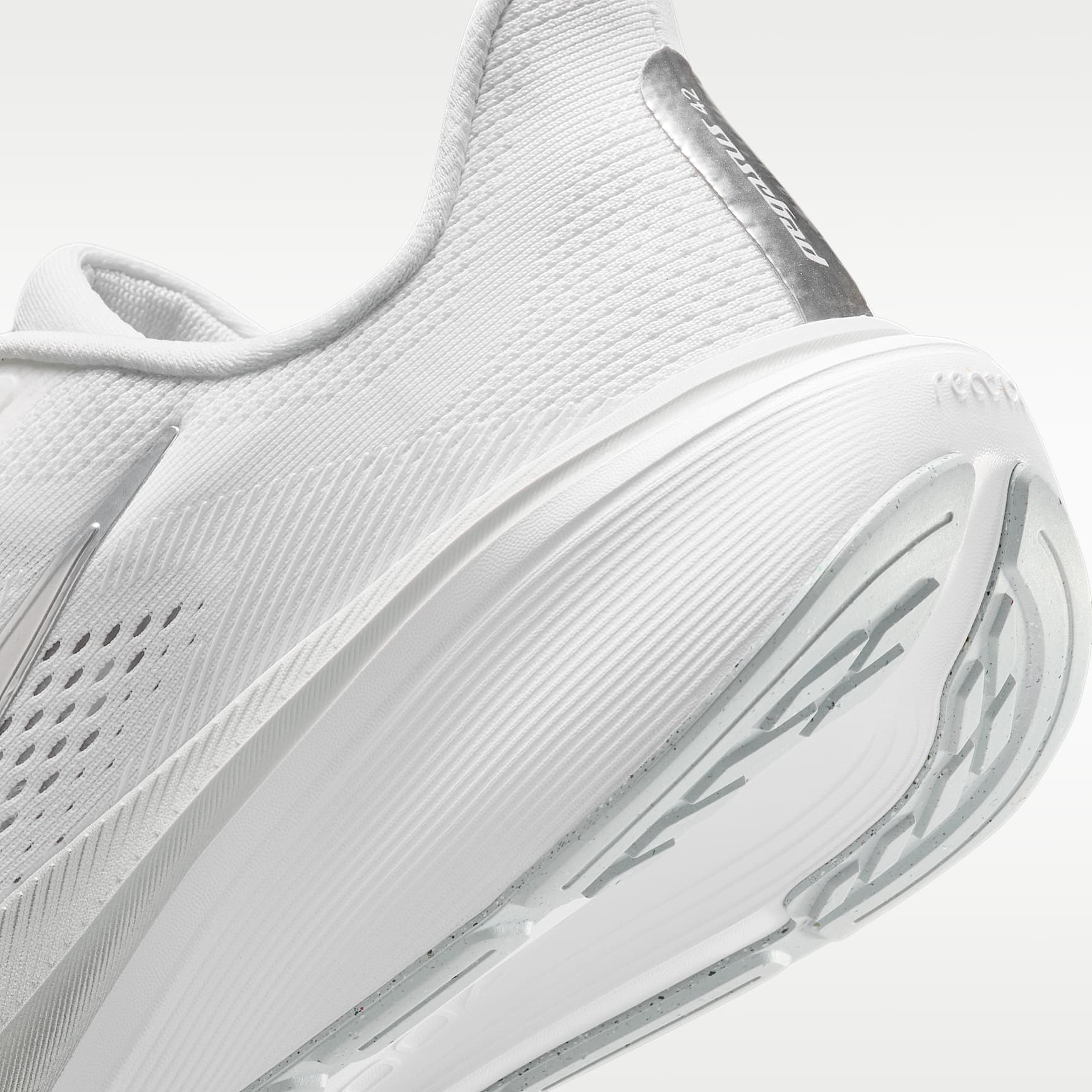 Nike Pegasus 42 Straßenlaufschuh (Damen) – Weiß/Wolf Grey/Cool Grey/Metallic Silver