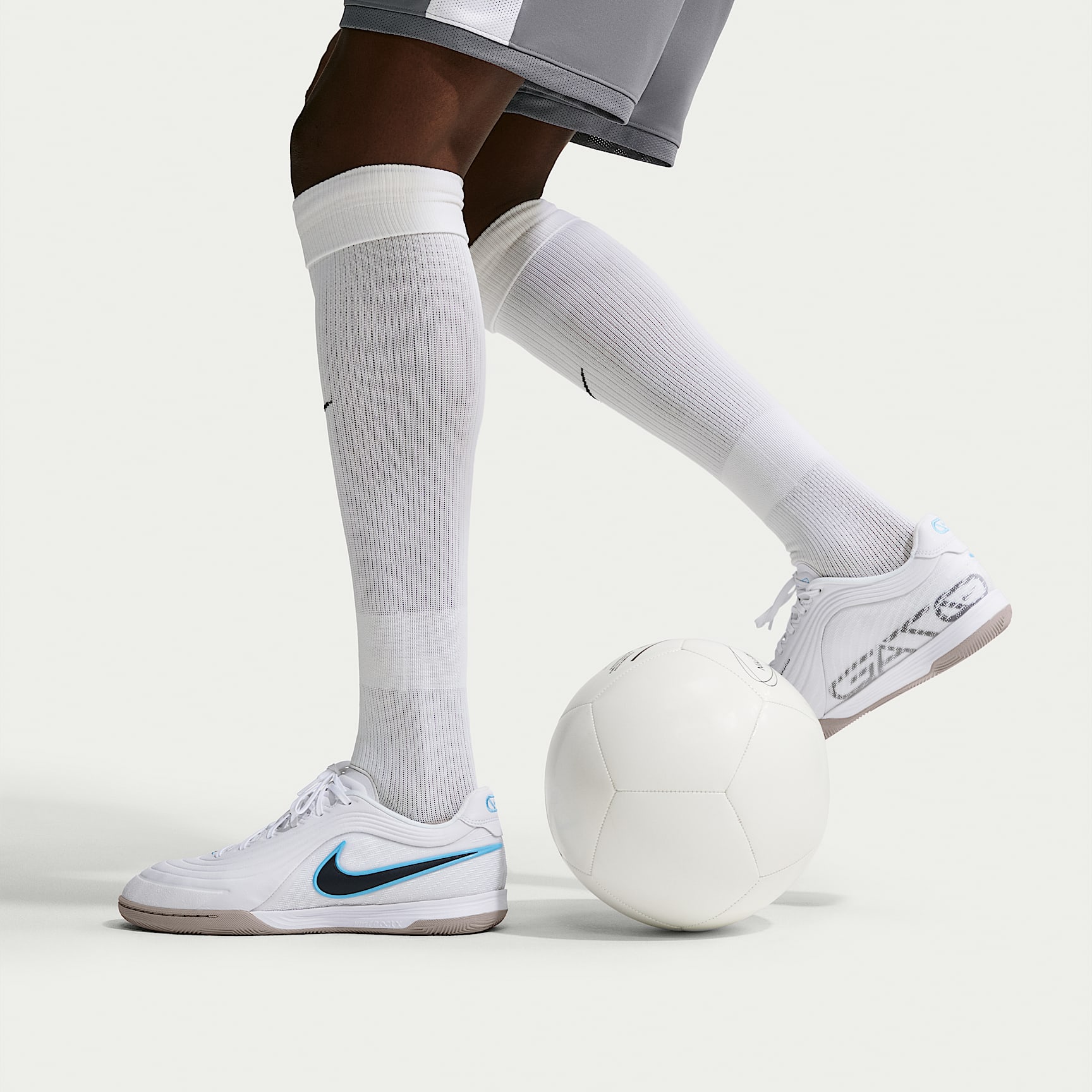 Nike Tiempo Reactgato Low Top Fußballschuh für Hallen- und Hartplätze – Weiß/Shimmer