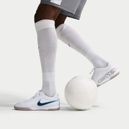 Nike Tiempo Reactgato Low Top Fußballschuh für Hallen- und Hartplätze – Weiß/Shimmer