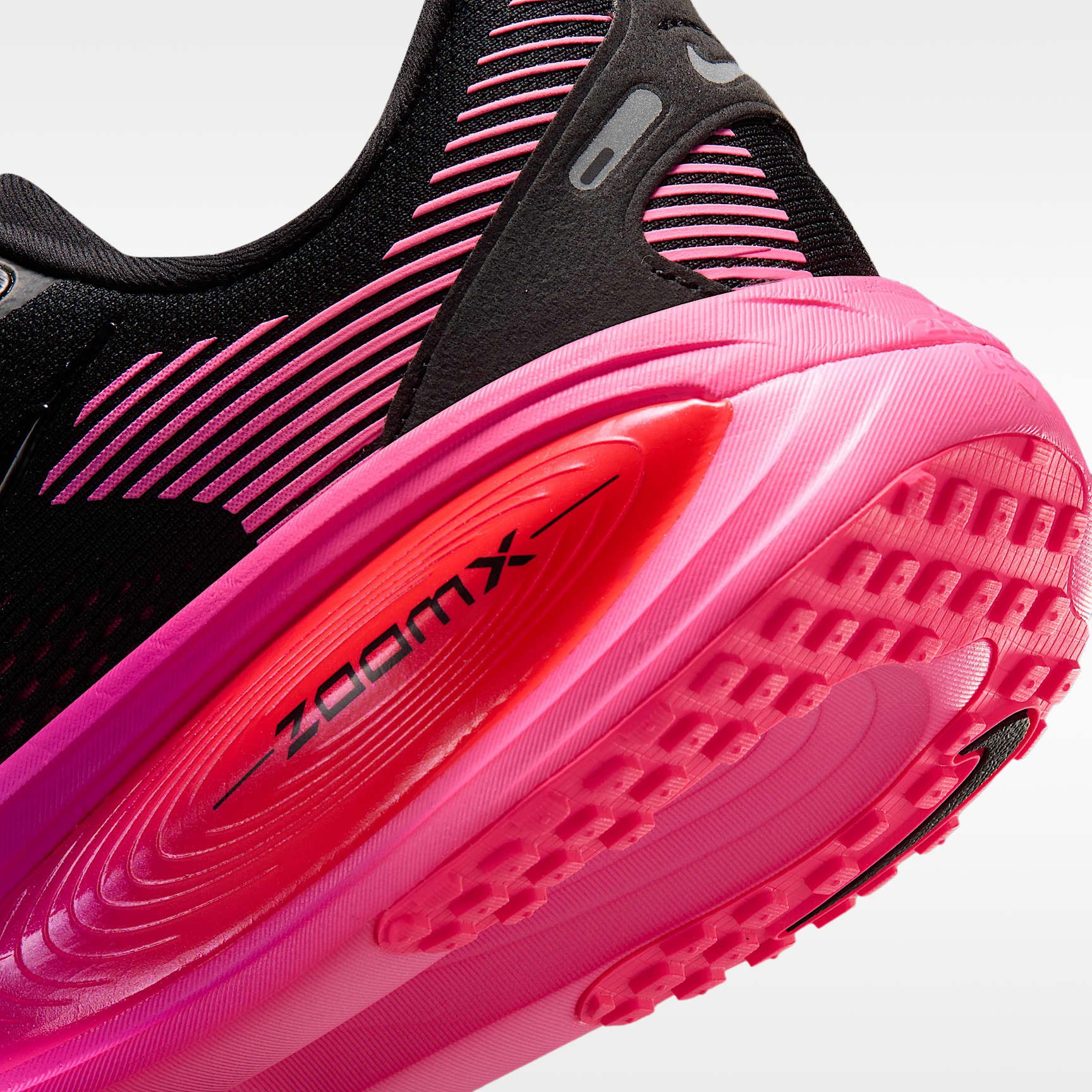 Nike Vomero 18 Straßenlaufschuh (Damen) – Schwarz/Hyper Pink/Laser Crimson/Schwarz