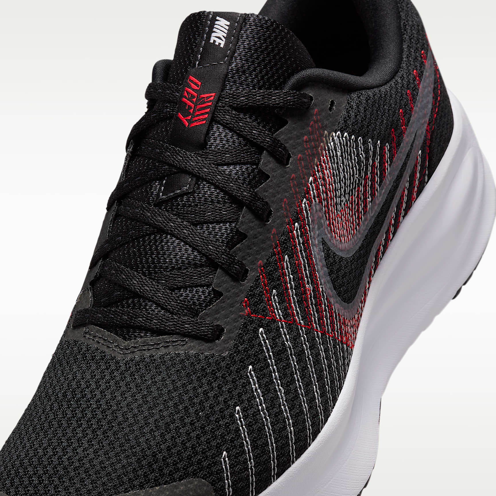 Nike Run Defy Straßenlaufschuh (Herren) – Schwarz/University Red/Weiß/Cool Grey