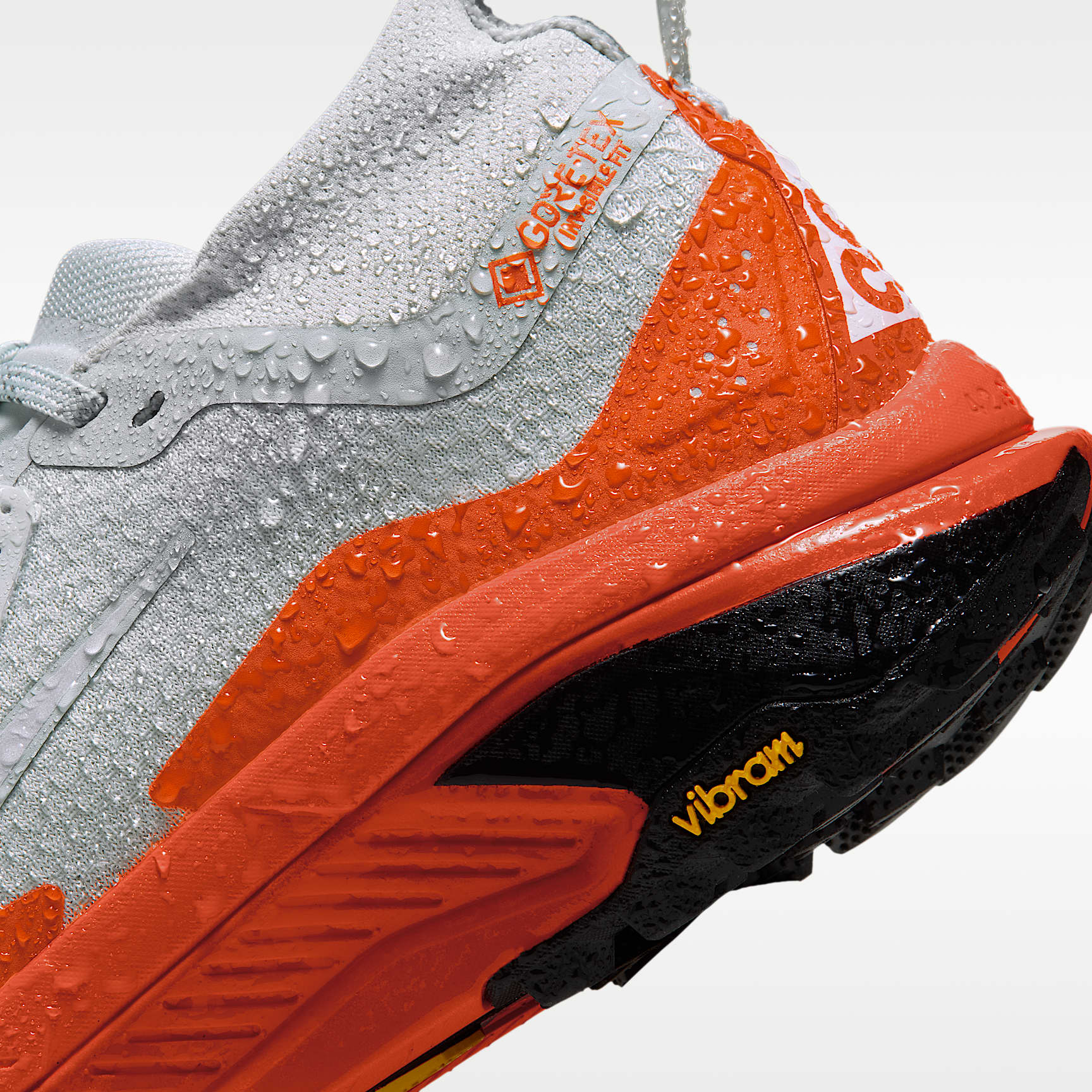 ACG Zegama Trail GORE-TEX wasserdichter Traillaufschuh (Damen) – Light Silver/Safety Orange/Schwarz/Summit White