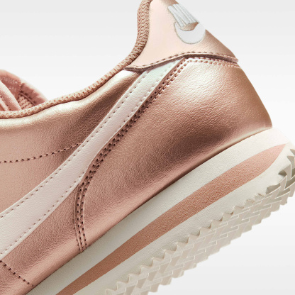 Nike Cortez Schuh (Damen) – Metallic Red Bronze/Rose Whisper/Sail
