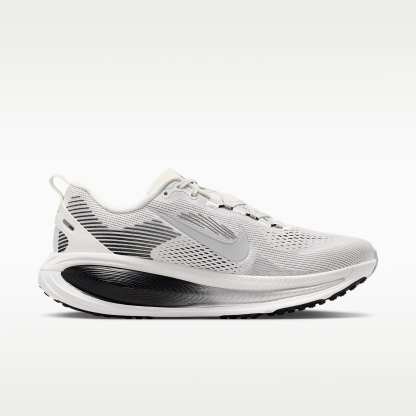 Nike Vomero 18 Straßenlaufschuh (Herren) – Summit White/Schwarz/Off White/Metallic Silver