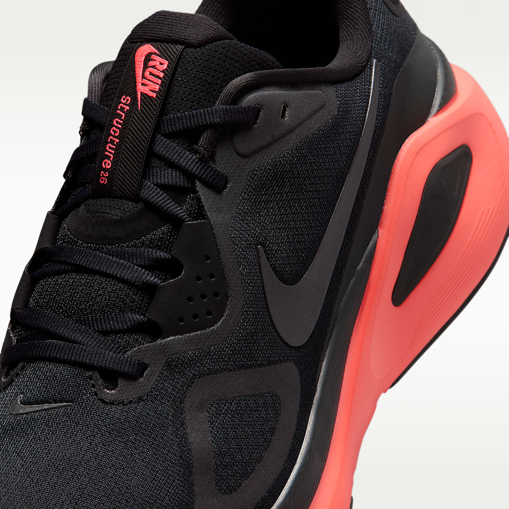 Nike Structure 26 Straßenlaufschuh (Herren) – Schwarz/Bright Crimson/Dark Smoke Grey/Metallic Dark Grey