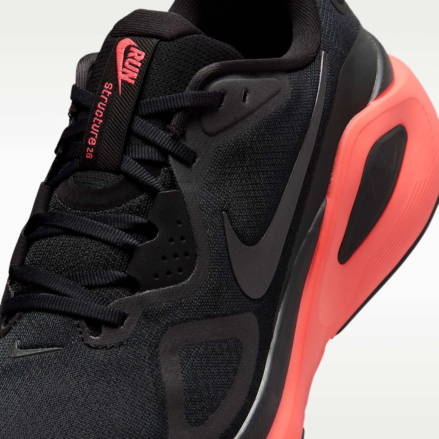 Nike Structure 26 Straßenlaufschuh (Herren) – Schwarz/Bright Crimson/Dark Smoke Grey/Metallic Dark Grey