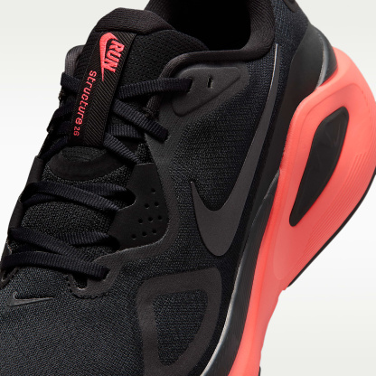 Nike Structure 26 Straßenlaufschuh (Herren) – Schwarz/Bright Crimson/Dark Smoke Grey/Metallic Dark Grey