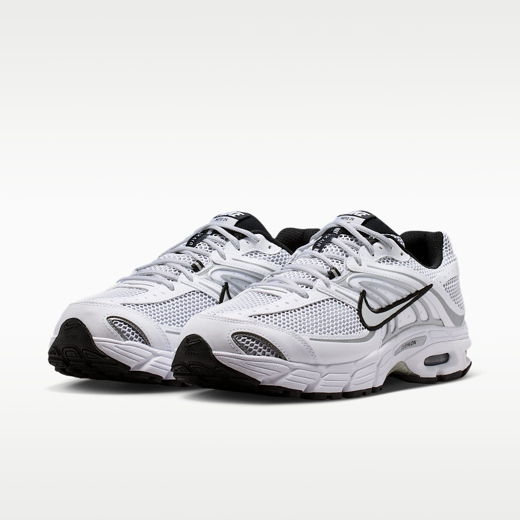 Nike Air Max Moto 2K Schuh (Herren) – Weiß/Schwarz/Wolf Grey/Metallic Silver
