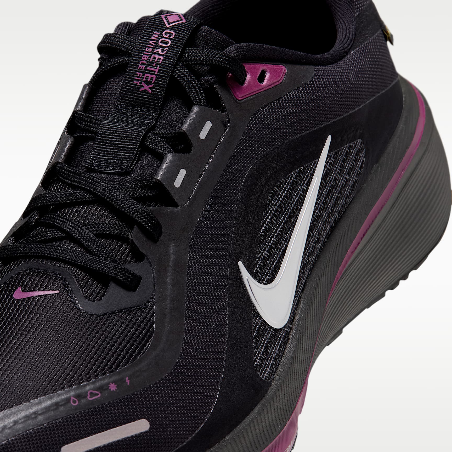 Nike Pegasus 42 GORE-TEX wasserdichter Straßenlaufschuh (Damen) – Schwarz/True Berry/Metallic Silver