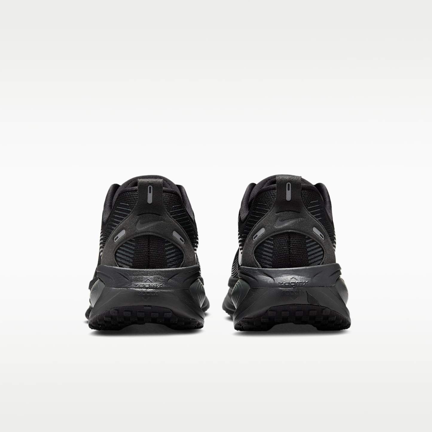Nike Vomero 18 Straßenlaufschuh (Herren) – Schwarz/Dark Smoke Grey/Light Smoke Grey/Schwarz