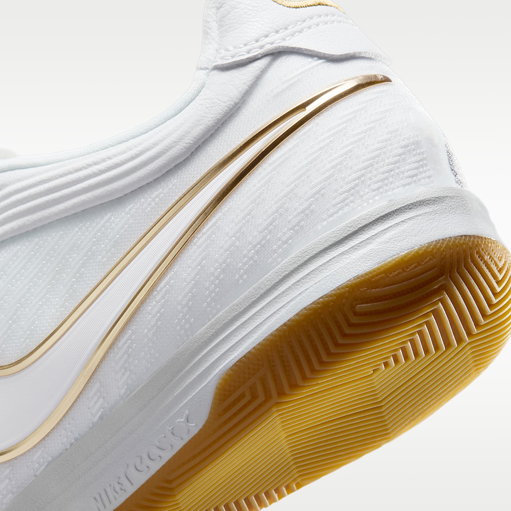 Nike Tiempo Reactgato Low Top Fußballschuh für Hallen- und Hartplätze – Weiß/Metallic Gold