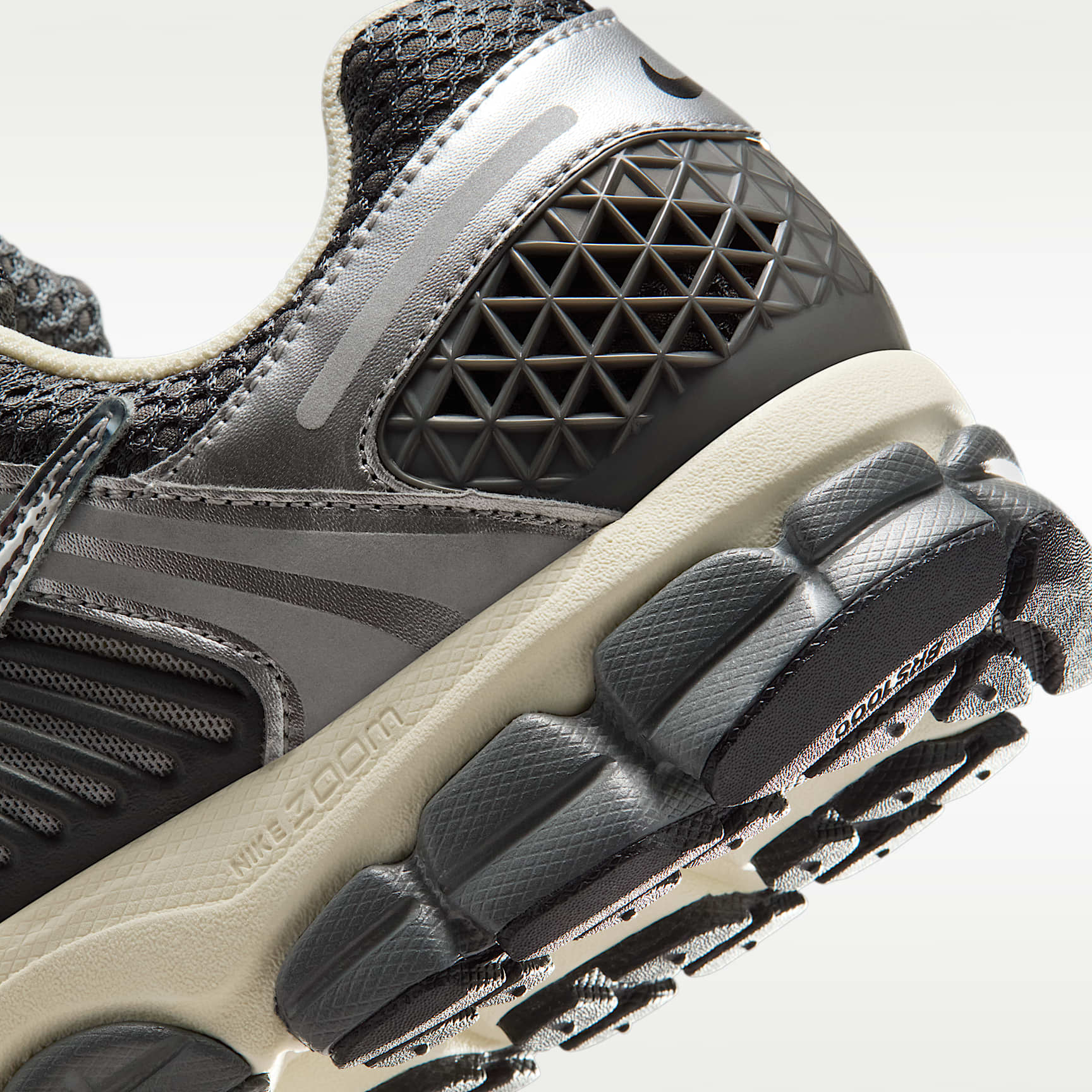 Nike Zoom Vomero 5 Schuh (Herren) – Iron Grey/Metallic Silver/Coconut Milk/Chrome