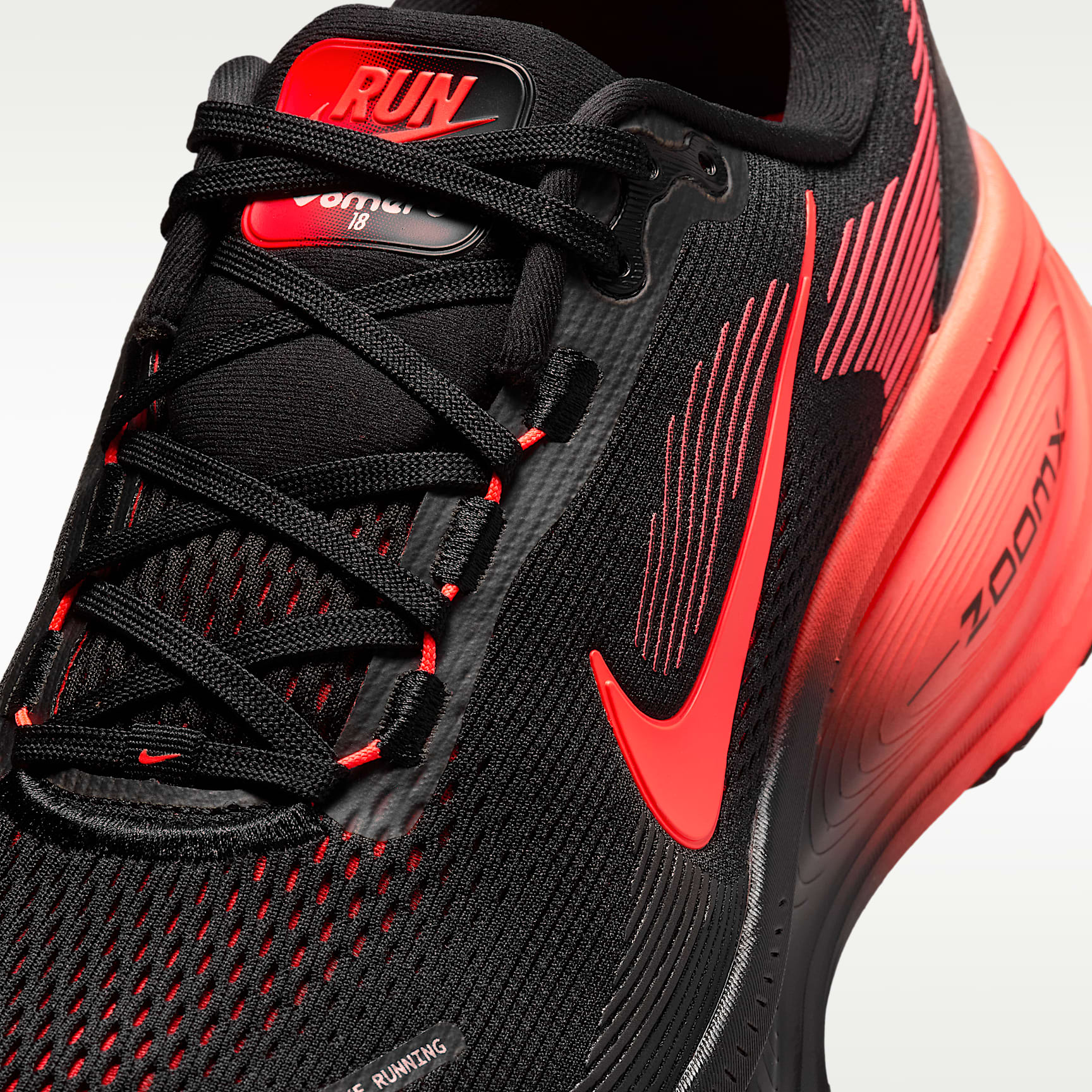 Nike Vomero 18 Straßenlaufschuh (Herren) – Schwarz/University Red/Anthracite/Bright Crimson