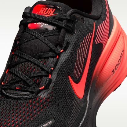 Nike Vomero 18 Straßenlaufschuh (Herren) – Schwarz/University Red/Anthracite/Bright Crimson