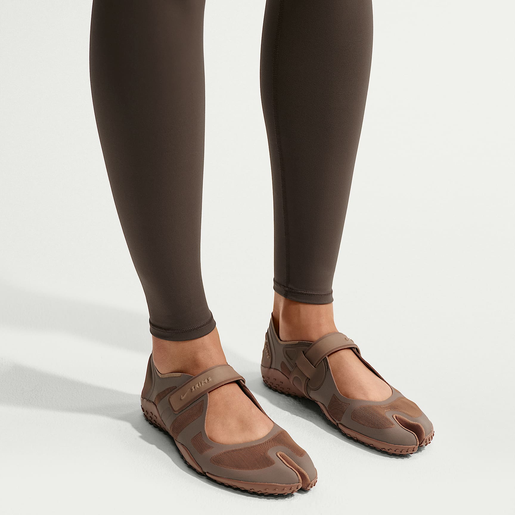 NikeSKIMS Rift Mesh Schuh (Damen) – Archaeo Brown/Infinite Sable/Desert Dust/Archaeo Brown