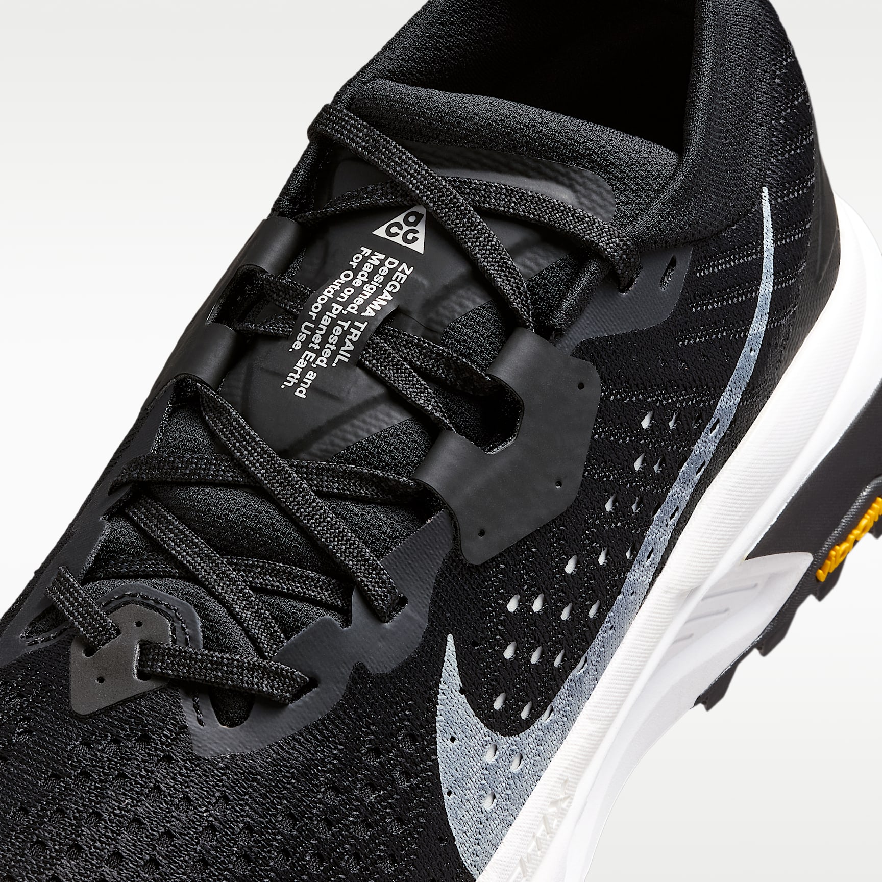 ACG Zegama Trail Traillaufschuh (Damen) – Schwarz/Safety Orange/Anthracite/Summit White