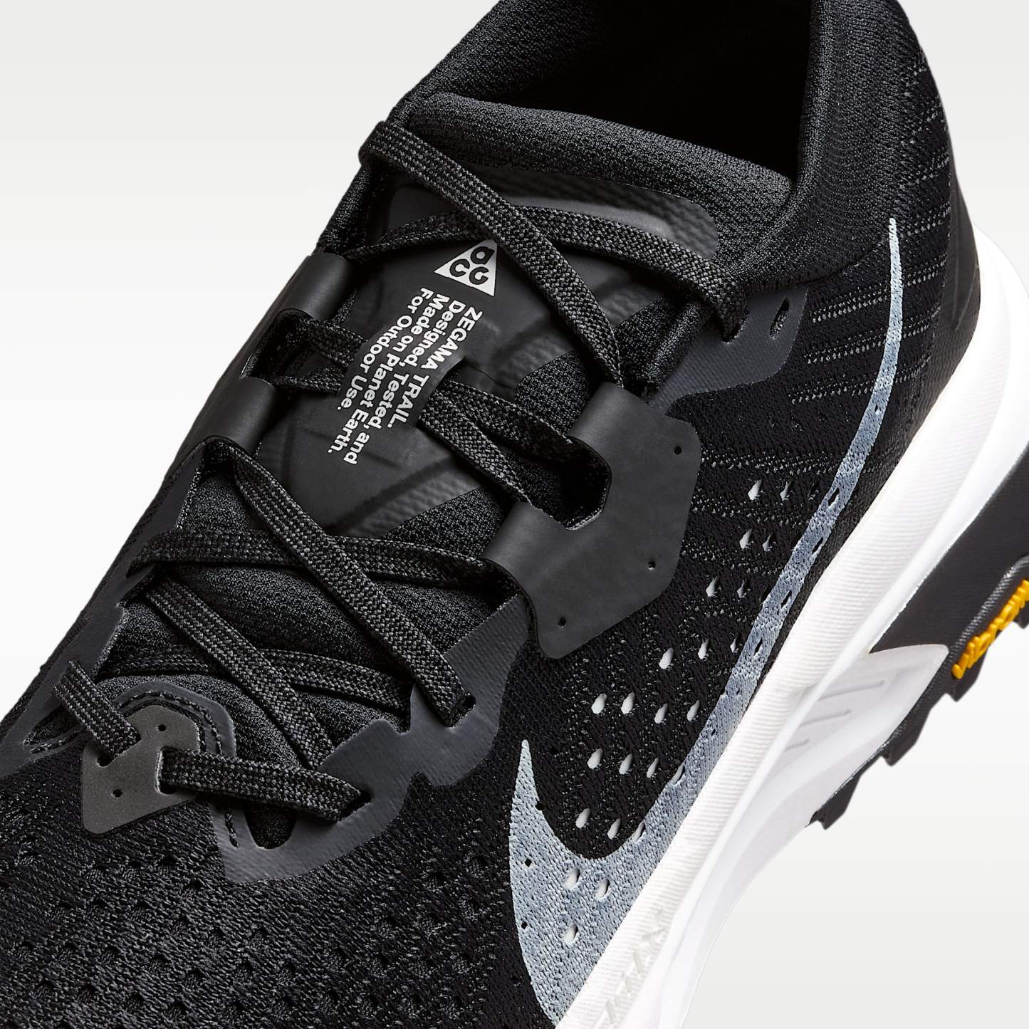 ACG Zegama Trail Traillaufschuh (Damen) – Schwarz/Safety Orange/Anthracite/Summit White