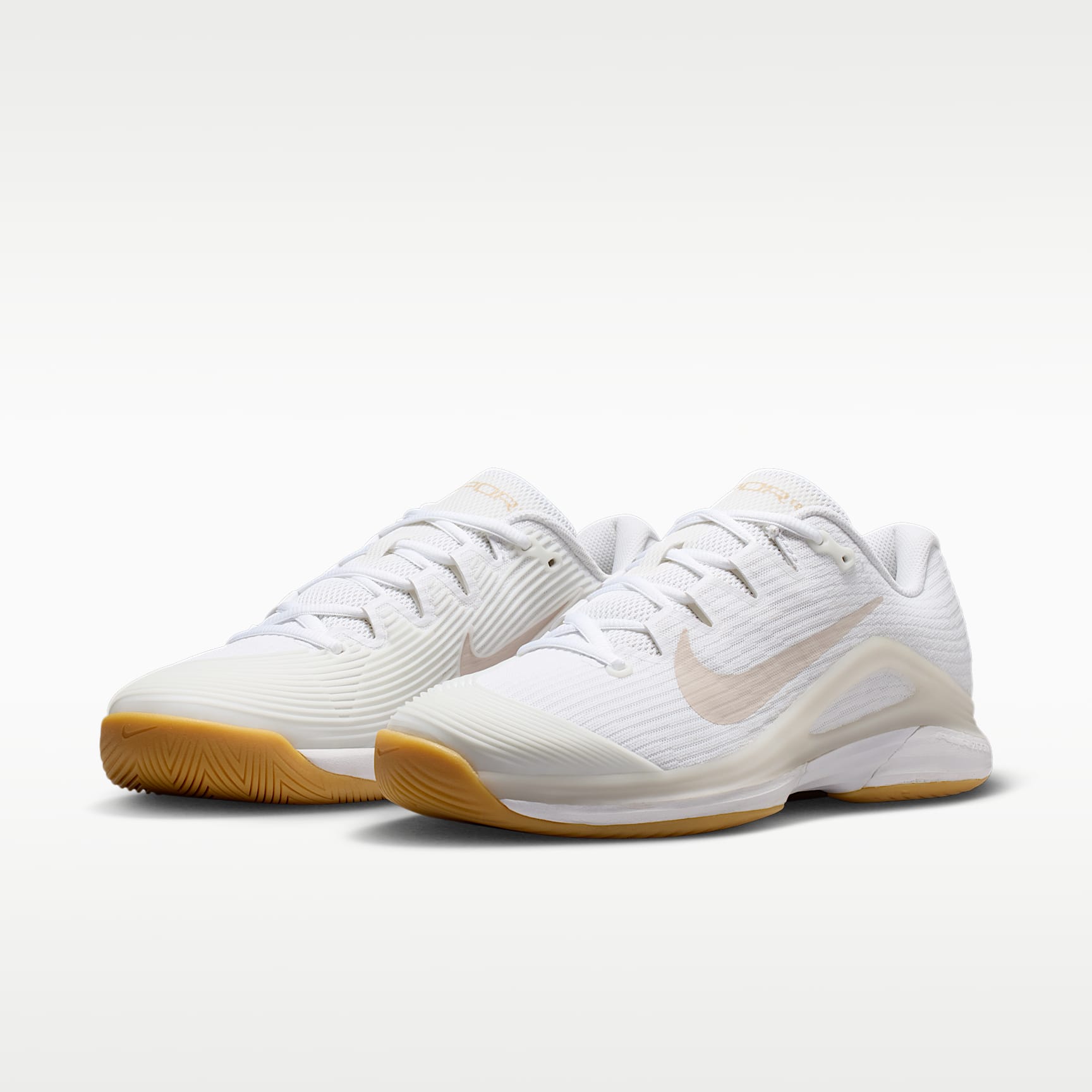 Nike Vapor 12 Tennisschuh für Hartplätze (Damen) – Weiß/Summit White/Linen/Light Orewood Brown