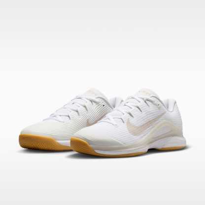 Nike Vapor 12 Tennisschuh für Hartplätze (Damen) – Weiß/Summit White/Linen/Light Orewood Brown