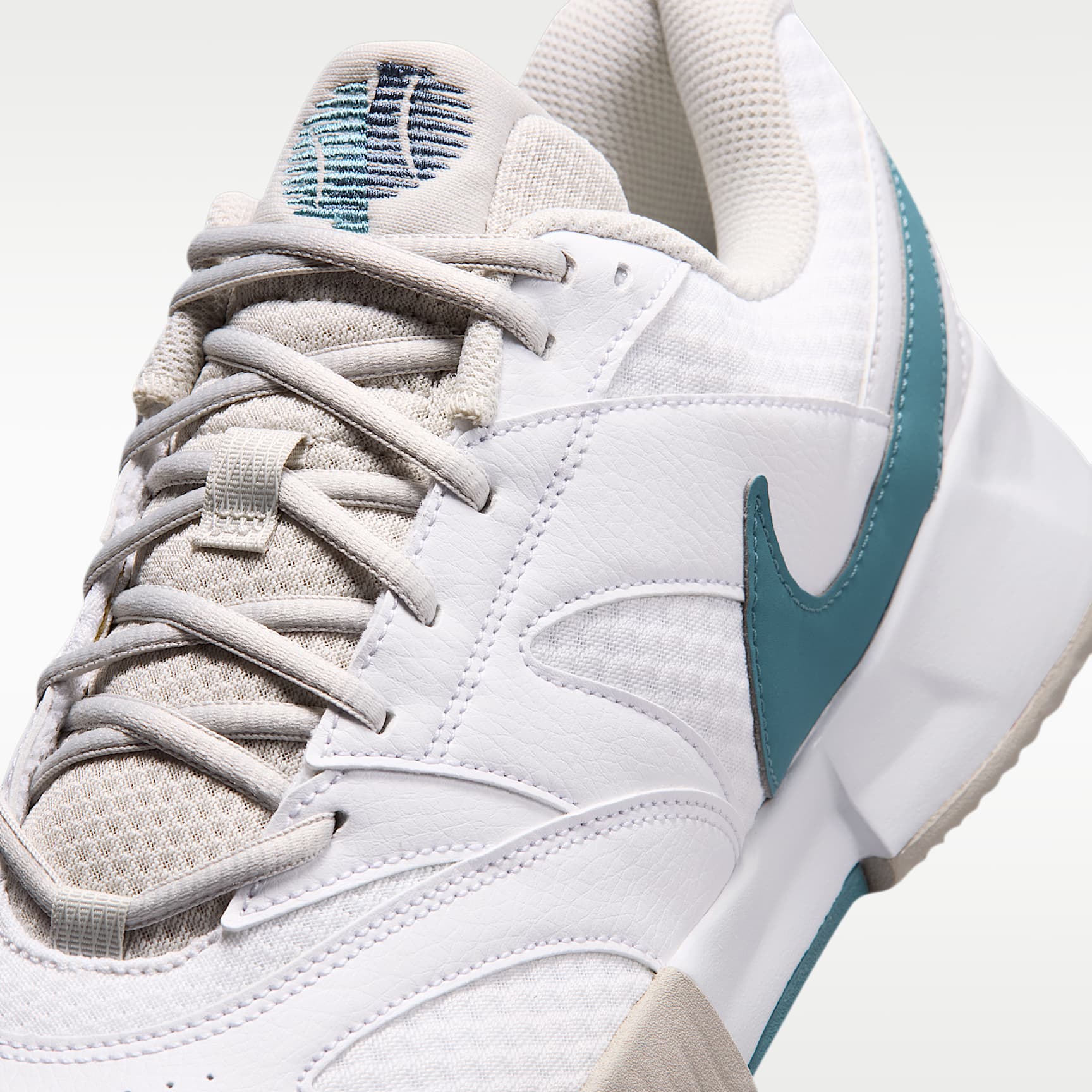 NikeCourt Lite 4 Herren-Tennisschuh für Sandplätze – Weiß/Light Bone/New Slate/Smokey Blue