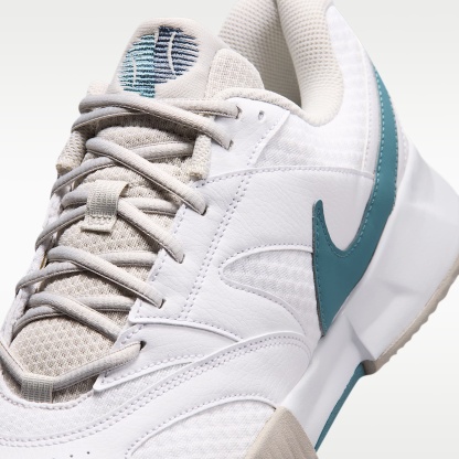 NikeCourt Lite 4 Herren-Tennisschuh für Sandplätze – Weiß/Light Bone/New Slate/Smokey Blue
