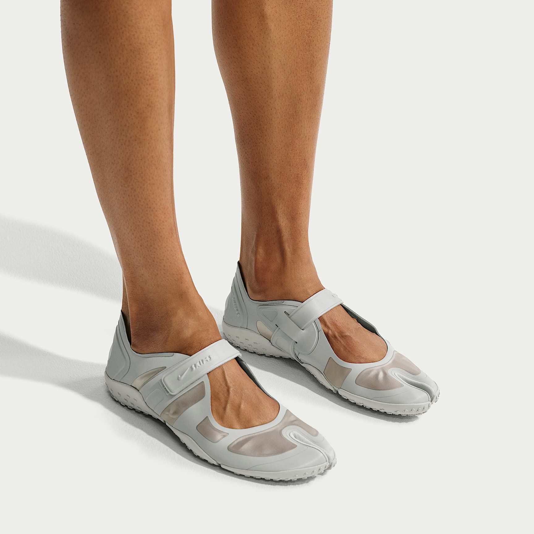 NikeSKIMS Rift Satin Schuh (Damen) – Night Silver/Base Grey/Medium Silver/Night Silver