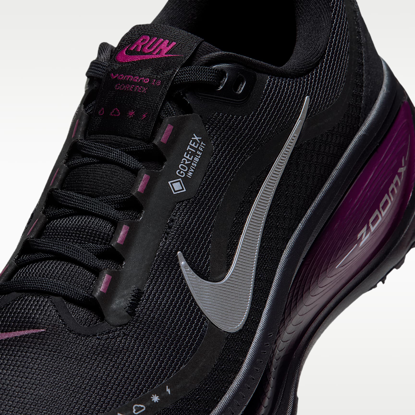 Nike Vomero 18 GORE-TEX Wasserdichter Straßenlaufschuh mit reflektierenden Designakzenten (Damen) – Schwarz/True Berry/Purple Pulse/Metallic Silver