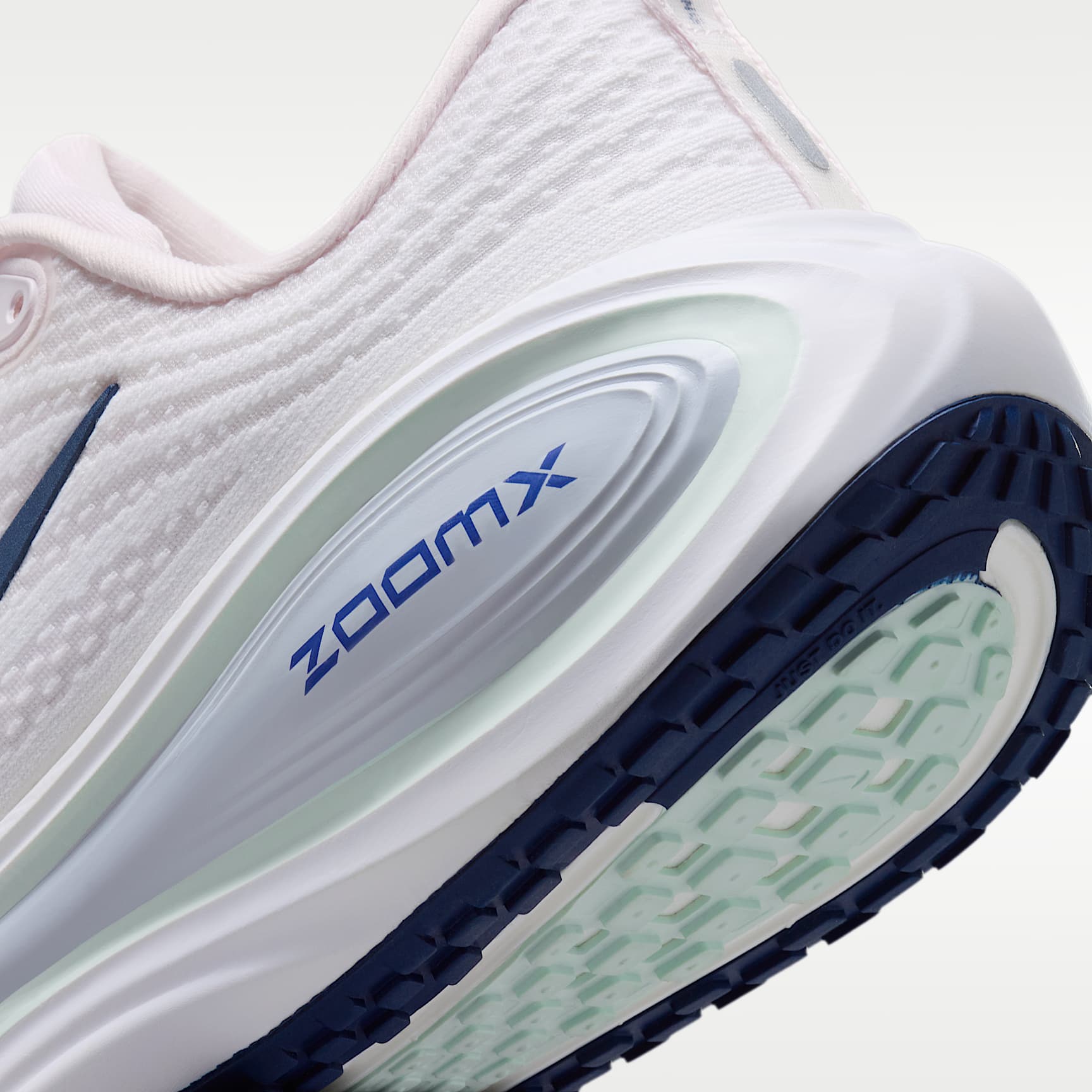 Nike Vomero Plus Straßenlaufschuh (Damen) – Pearl Pink/Weiß/Barely Green/Midnight Navy