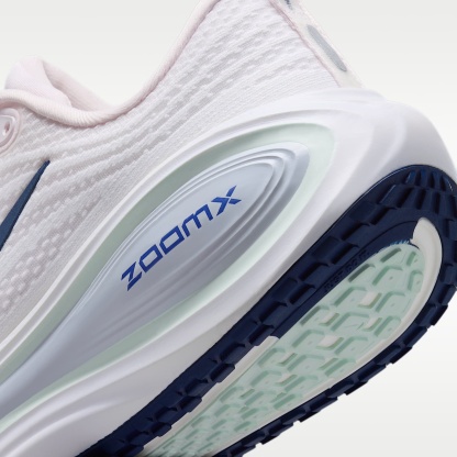 Nike Vomero Plus Straßenlaufschuh (Damen) – Pearl Pink/Weiß/Barely Green/Midnight Navy
