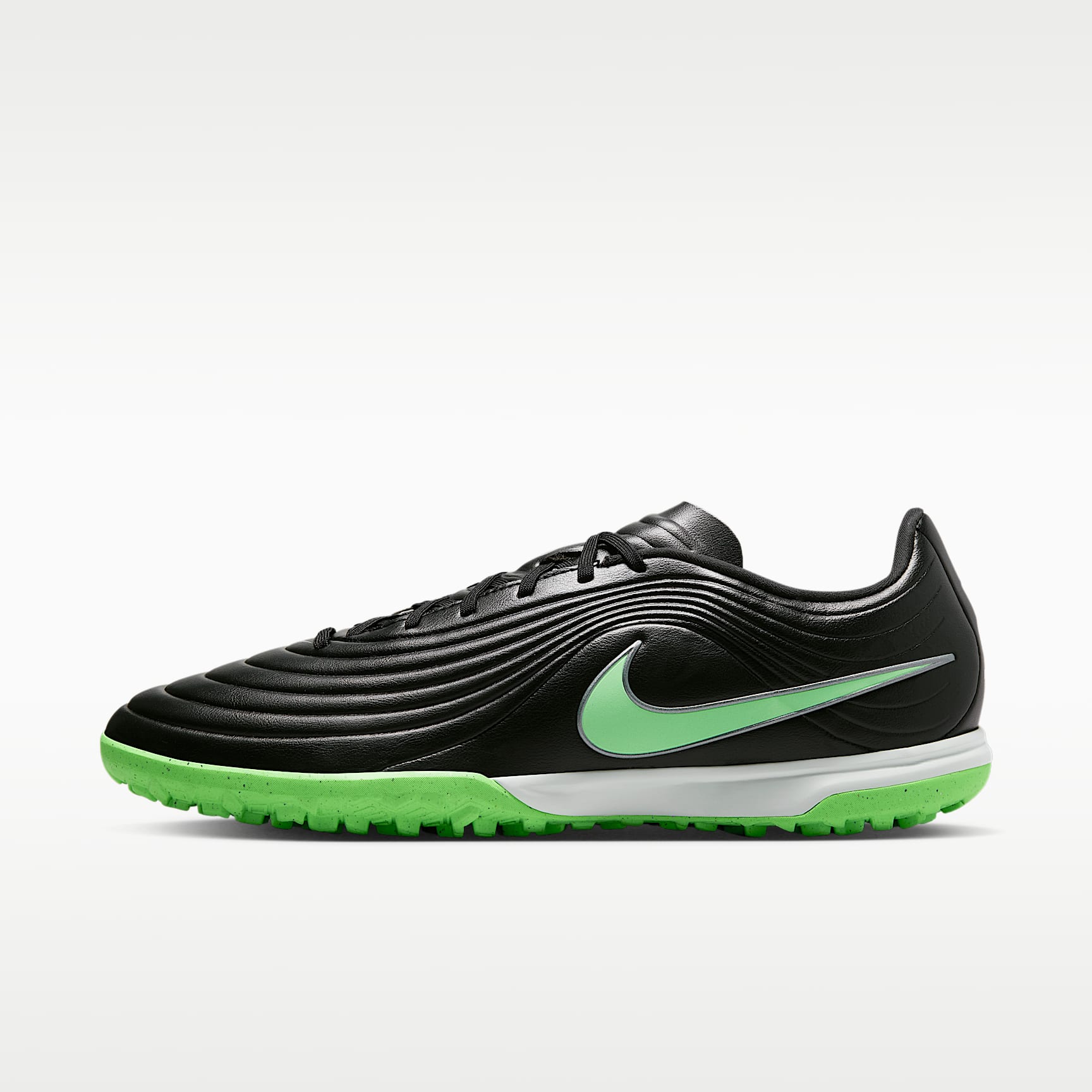 Nike Tiempo Maestro Academy Low-Top-Fußballschuh für Turf – Schwarz/Schwarz/Illusion Green