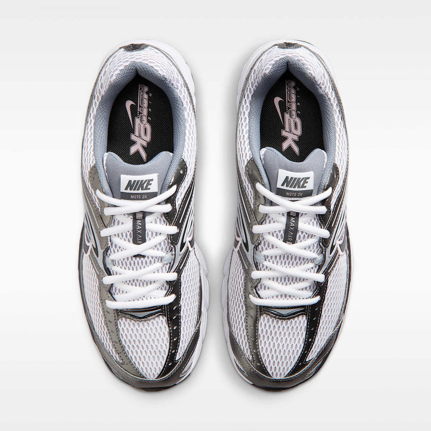 Nike Air Max Moto 2K Schuh (Herren) – Smoke Grey/Anthracite/Pink Foam/Weiß