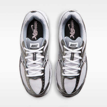 Nike Air Max Moto 2K Schuh (Herren) – Smoke Grey/Anthracite/Pink Foam/Weiß