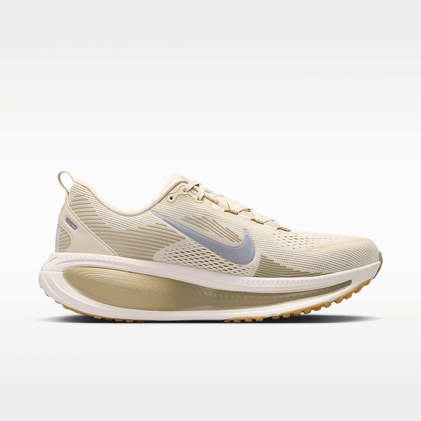 Nike Vomero 18 Straßenlaufschuh (Herren) – Light Khaki/Desert Khaki/Sail/Metallic Silver