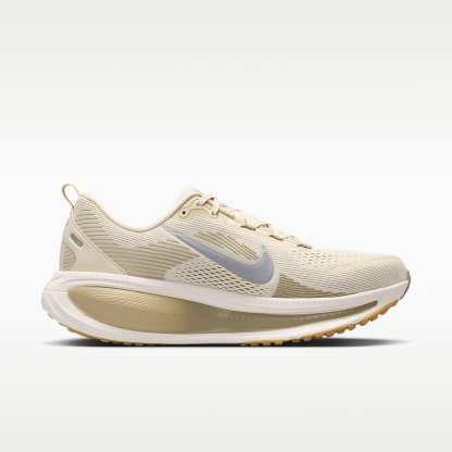 Nike Vomero 18 Straßenlaufschuh (Herren) – Light Khaki/Desert Khaki/Sail/Metallic Silver