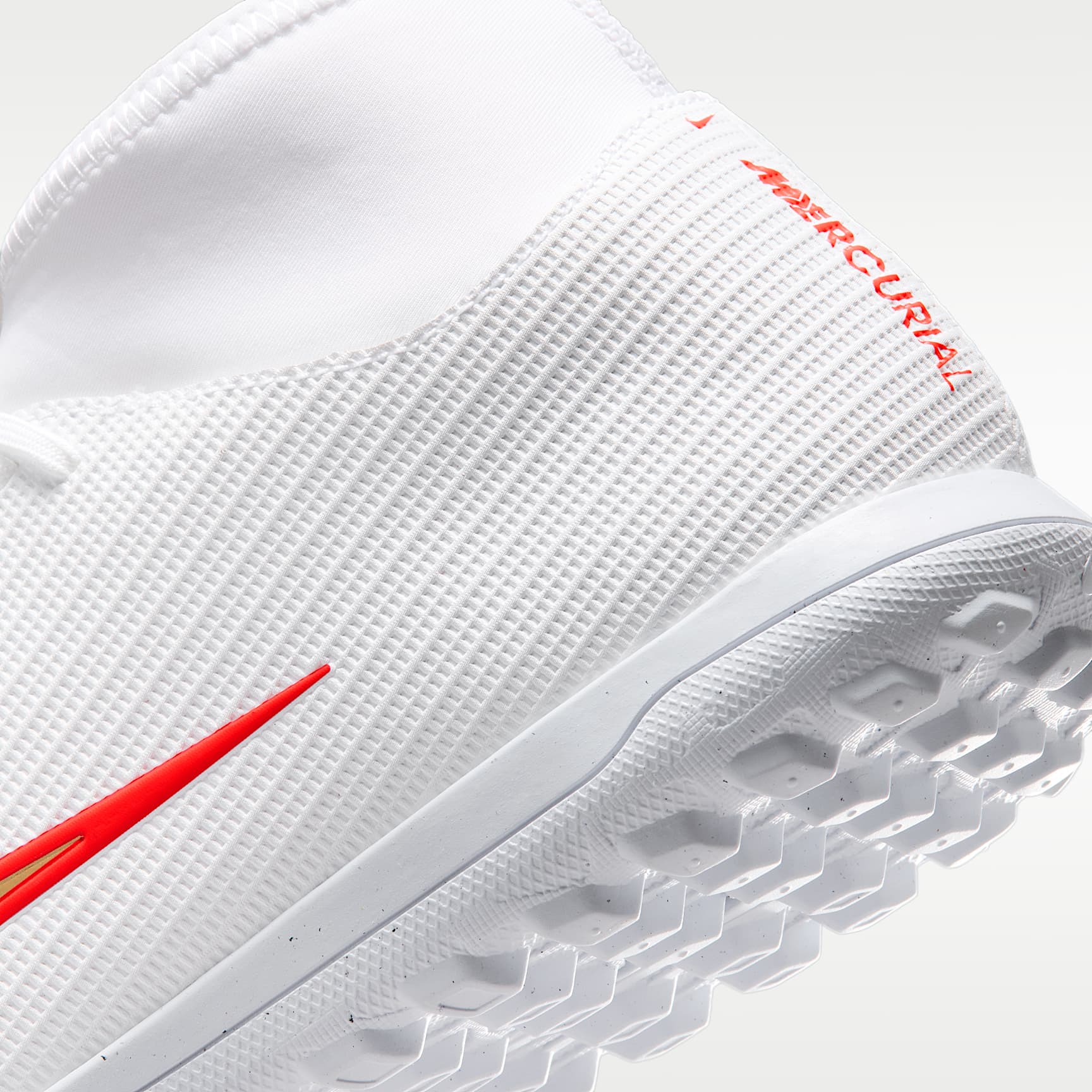 Nike Mercurial Superfly 11 Club High-Top-Fußballschuh für Turf – Weiß/Bright Crimson/Blur
